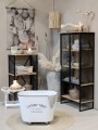WITRYNA_CZARNA_WOZEK_KOSZ_NA_PRANIE_Z_NAPISEM_STOLICZEK_BIAŁY_LAMPA_WISZĄCA_CHIC_ANTIQUE_POLSKA_SKLEP_DESIGNBYWOMEN.jpg