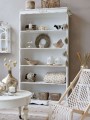rustykalny-regal-w-stylu-prowansalskim-bialy-z-postarzanym-wykonczeniem-z-szerokimi-polkami-chic-antique-polska-sklep-internetowy-designbywomen.jpg