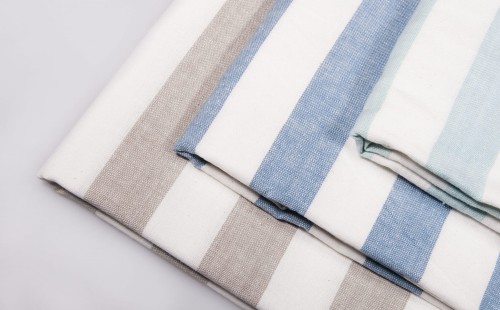 OBRUS BAWEŁNIANY W PASY 180 X 140 CM - BIAŁO - TURKUSOWY